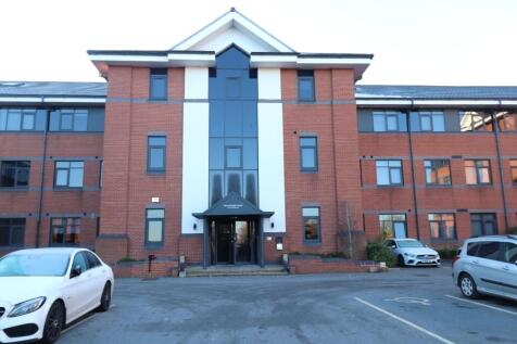 2-bed flat on Greenleigh Court, Dawsons Square, Pudsey, West Yorkshire, LS28, £1,000/mo