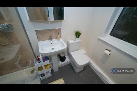 Shared Bathroom 1-b