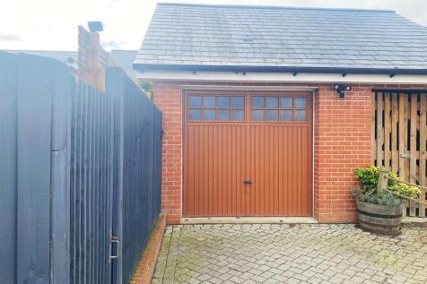 8 Daisy Way - Garage.jpg