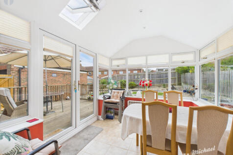 CAM03218G0-PR0695-STILL001