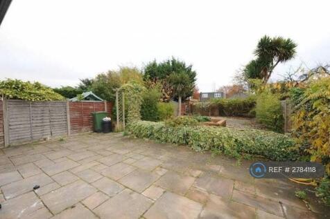 Priors Gardens, Ruislip, HA4 photo 4