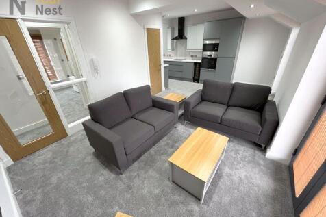 3-bed flat on Apartment 8,  Derwentwater Terrace, Headingley, LS6 3JL, £2,021/mo