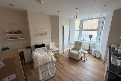 Commercial Property to rent Image 3