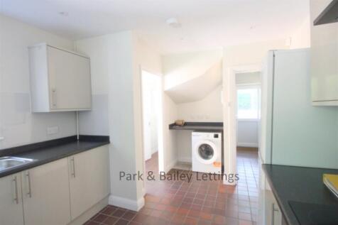 3 bedroom Detached House in Kenley photo 4