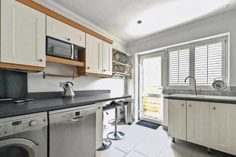 38 Warenne Road - 2nd angle kitchen.jpg