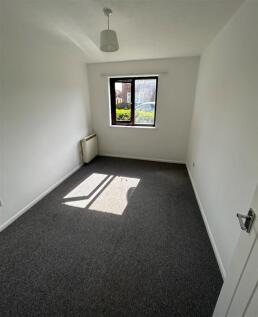 almond crt bedroom .JPG