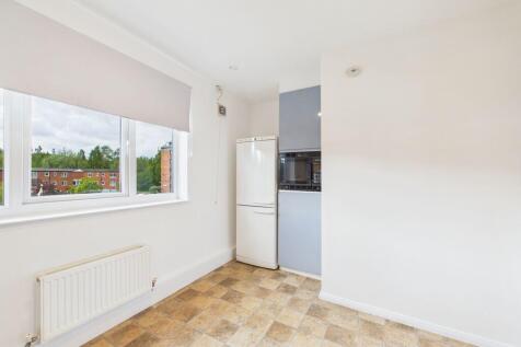 7 Deanswood Drive, Manchester photo 4
