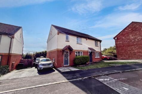 3-bed semi-detached on Kingfisher Close, Torquay, TQ2, £1,250/mo