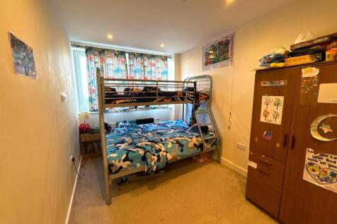 Bed 2.jpg