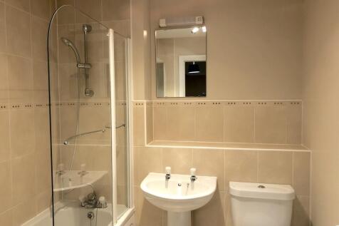 81 Riverside Drive - Bathroom.jpg