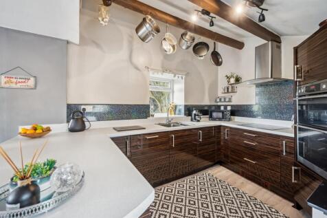 Kitchen towards sink.jpg