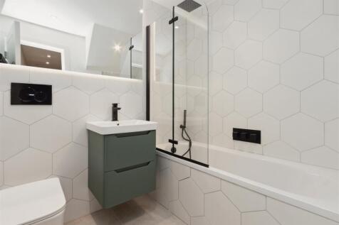 Flat 2, 52 Gilbey Road SW17 bathroom.jpg