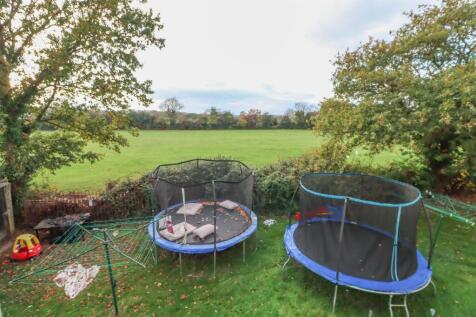 44 MARKET AVENUE OUTSIDE.jpg