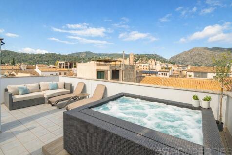 Exclusive penthouse for sale in the sought-after town of Pollensa with stunning views