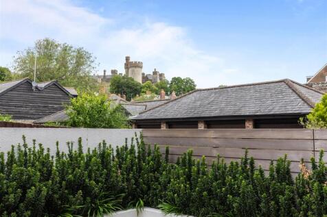 Courtyard to Garage