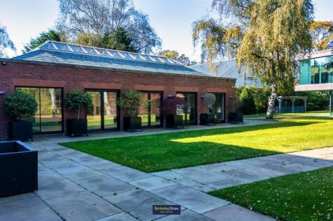 Garden to swimming pool