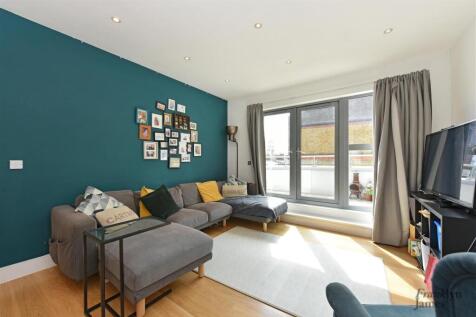 Flat 13, 100 Salmon Lane (12).JPG