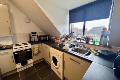 4-bed flat on *148 PPPW* Victor court, Aboretum, NG7, £2,565/mo