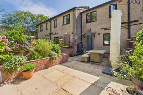 Spacious Flagged Garden