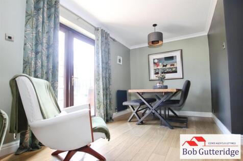 FAMILY ROOM / DINING ROOM