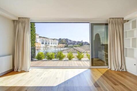 Renovated apartment with terrace in Royal Mougins 