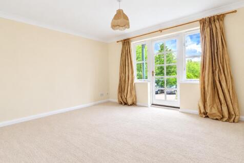 Queen Alexandra Road, High Wycombe, Buckinghamshire, HP11 photo 3