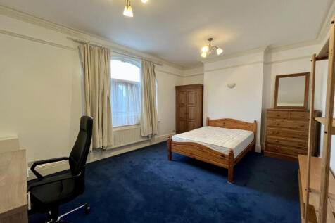 King Edwards Place, London, W3 photo 3
