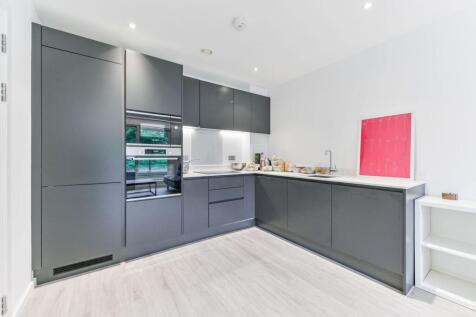 1-bed flat on Calum Court, Central Purley, Purley, CR8, £1,600/mo