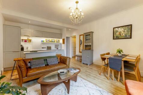 Kitchen/dining/sitting area