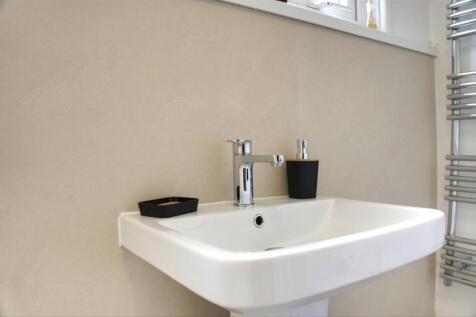 Flat 1 Bathroom