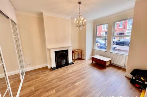 Lawn Gardens, Hanwell, Ealing photo 2