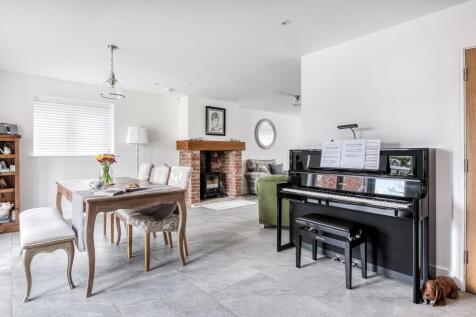 Dining area to snug room