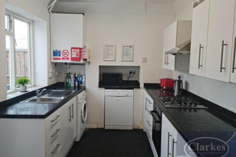 Columbia Road, Ensbury Park, Dorset photo 4