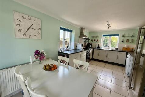 Kitchen/Dining Room: