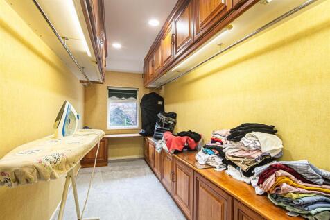 Dresiing room to bed one