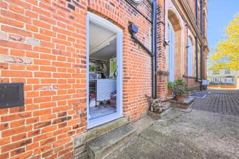 6 St Marys Court (10).jpg