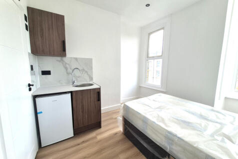 En-suite room in Hendon, some bills included