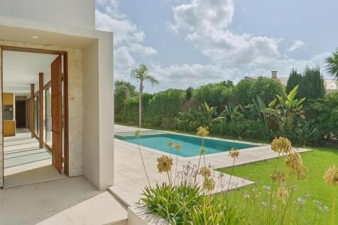 Access, garden and swimmingpool