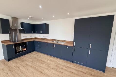 2-bed flat on Hyns Golow An Kledh, Camborne, Cornwall, £1,100/mo