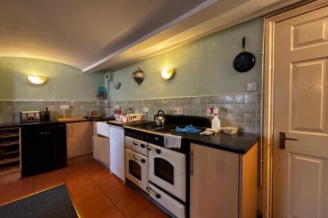 Charming kitchen with large range cooker...