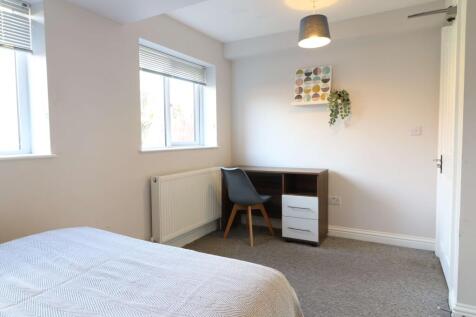 56 Hill View Crescent Room 2 1.JPG