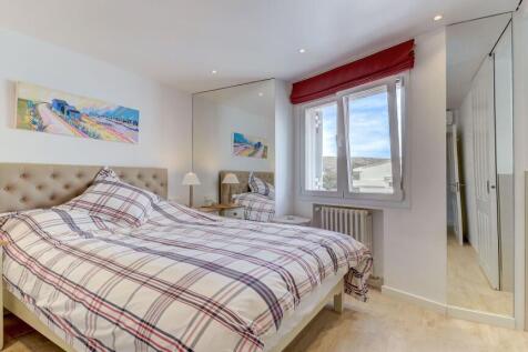 Bedroom 1 with en su