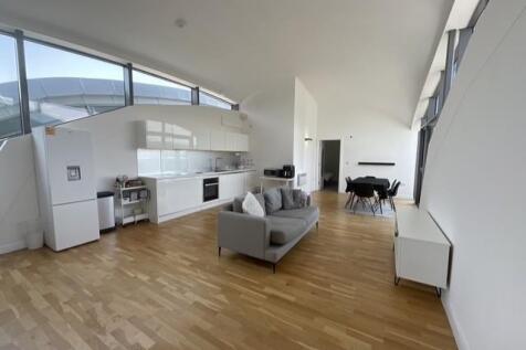 OPEN PLAN LOUNGE / KITCHEN