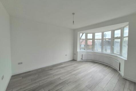 3 bed flat to rent in Colindale