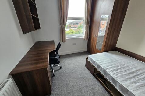 Bright and tidy single bedroom featuring a larg...