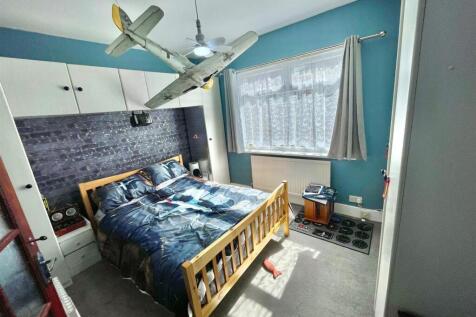 25 Elmroyd Ave Bed 2.jpg