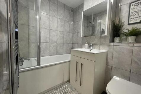 Aylsham Drive, Ickenham photo 3