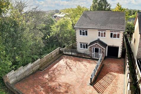 CONTEMPORARY FAMILY HOME 5 Bedroom RECENT NEW-BUI