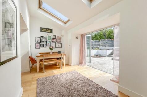 OPEN PLAN FITTED KITCHEN AND DINING FAMILY ROOM