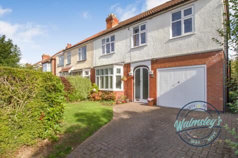 Hedged driveway &amp; entrance